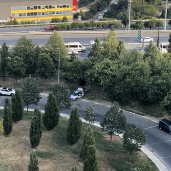 Batışehir Site Yönetimi Batışehir Önünde Alem Yapan Kişiler