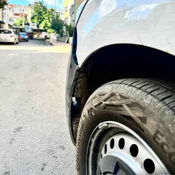 Algida Aracı Arabama Çarptı Ve Kaçtı!