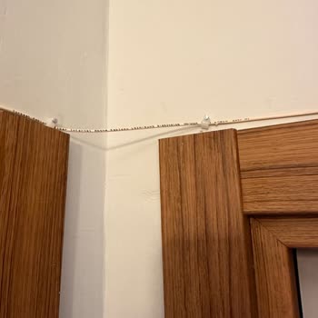 Kablo Net Fiber Kablo Montajı Çok Kötü, Duvarları Ve Mobilyaları Mahvetmişler.
