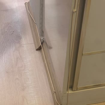 Kablo Net Fiber Kablo Montajı Çok Kötü, Duvarları Ve Mobilyaları Mahvetmişler.