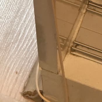 Kablo Net Fiber Kablo Montajı Çok Kötü, Duvarları Ve Mobilyaları Mahvetmişler.