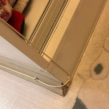 Kablo Net Fiber Kablo Montajı Çok Kötü, Duvarları Ve Mobilyaları Mahvetmişler.