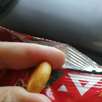Ülker Badem Kraker Kıl Çıktı