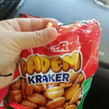 Ülker Badem Kraker Kıl Çıktı