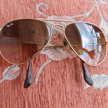 Yüzümde Yara Gönlümde Rayban