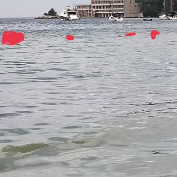 Bayramoğlu Kadınlar Plajı Çok Kirli Ve Tekneler Falan Çok Yakın