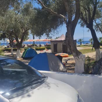 Menderes Belediyesi Gençlik PARKI'NDA İşgal Ve İlgisizlik Ve Bakımsızlık
