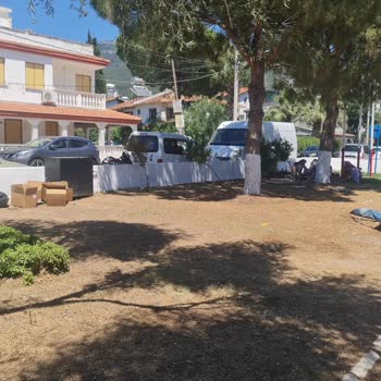 Menderes Belediyesi Gençlik PARKI'NDA İşgal Ve İlgisizlik Ve Bakımsızlık