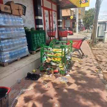 Şok Market Pislik Ve Çöp İçinde