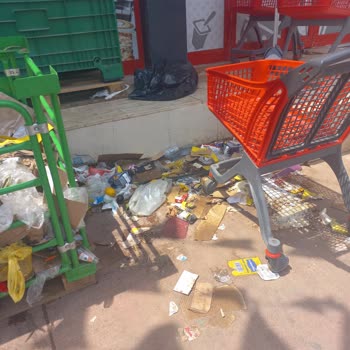 Şok Market Pislik Ve Çöp İçinde