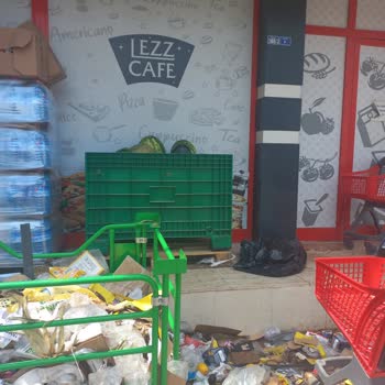 Şok Market Pislik Ve Çöp İçinde