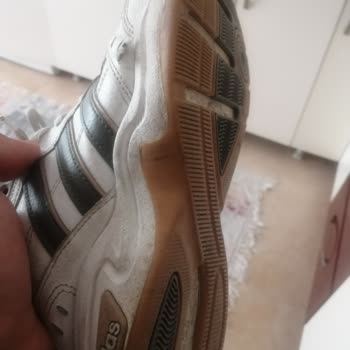 Adidas Ayakkabının Her Yeri Patladı
