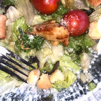 Tavuk Dünyası'nda Hijyen Sorunu: Tırtıllı Salata Şoku