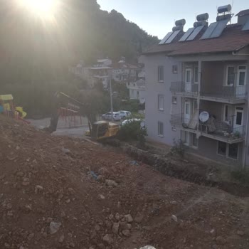 T. C. Cumhurbaşkanlığı Kurallara Aykırı Bina Yapımı Ve Tehlikeli Şantiye Alanı