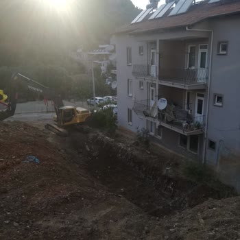 T. C. Cumhurbaşkanlığı Kurallara Aykırı Bina Yapımı Ve Tehlikeli Şantiye Alanı