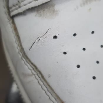 Lacoste Ayakkabısının Arkasında Durmadı!