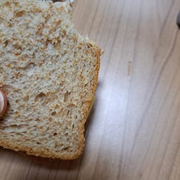 BİM Ekmecik Ekmeğinden Tahta Parçası Çıktı