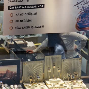 Saat & Saat Hizmet İçin Garklı Bir Saat Mağazasına Yönlendiren Mağaza...