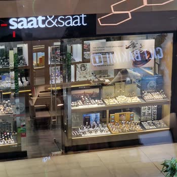 Saat & Saat Hizmet İçin Garklı Bir Saat Mağazasına Yönlendiren Mağaza...