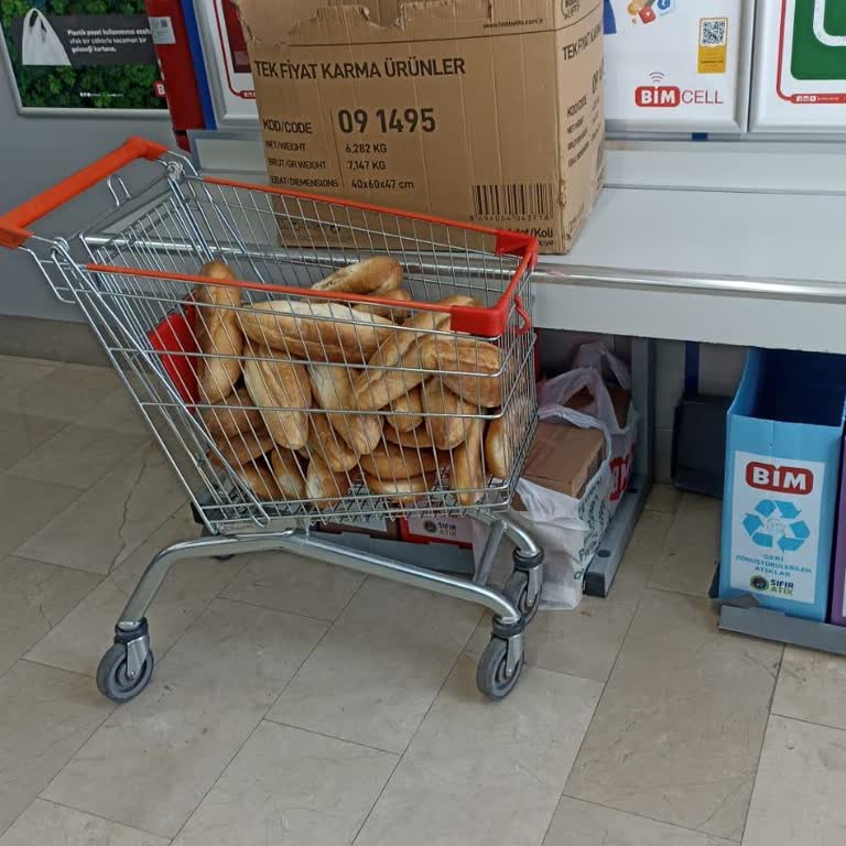 BİM Alışveriş Arabasına İstiflenen Ekmekler!