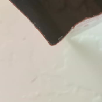 A101 Birşah Az Yağlı Süt İçinde Top Halinde Hamura Benzer Tortu Cıktı