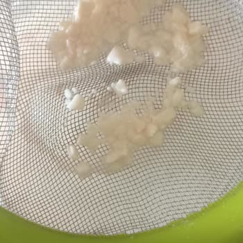 A101 Birşah Az Yağlı Süt İçinde Top Halinde Hamura Benzer Tortu Cıktı