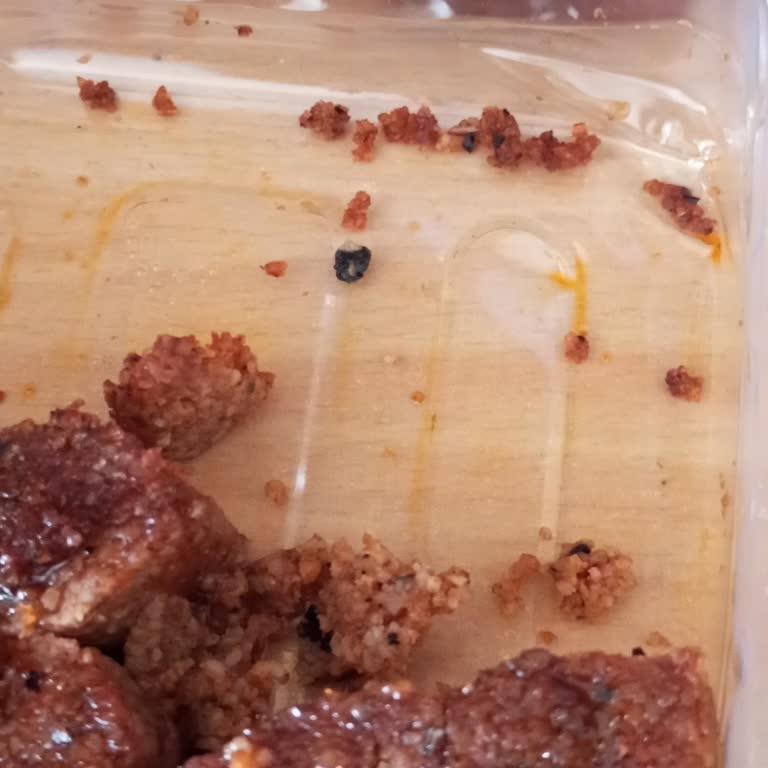 BİM'den Alınan Çiğ Köftenin İçinden Siyah Taş Çıkması