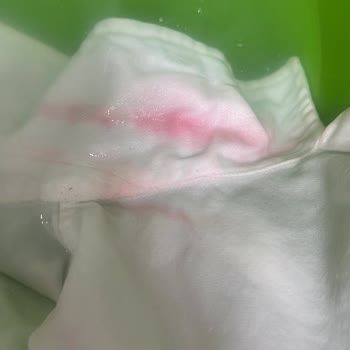 Domestos Çamaşır Suyu Pembeye Boyadı