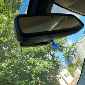 BMW F30 320i Sıcak Havalarda Orta Dikiz Aynadan Akan Siyah Yapışkan