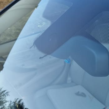 BMW F30 320i Sıcak Havalarda Orta Dikiz Aynadan Akan Siyah Yapışkan