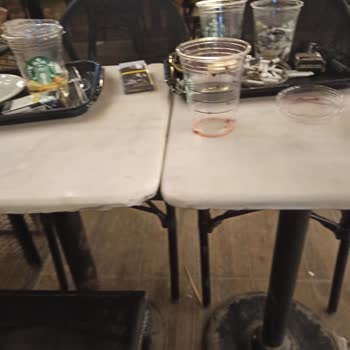 Starbucks Oturma Alanı Çok Kirli