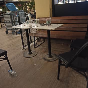 Starbucks Oturma Alanı Çok Kirli