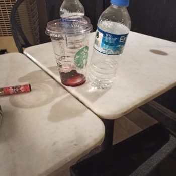 Starbucks Oturma Alanı Çok Kirli