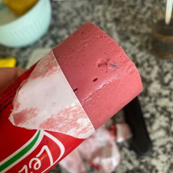 Lezita Markasına Ait Salam İçerisinden Plastik Çıktı