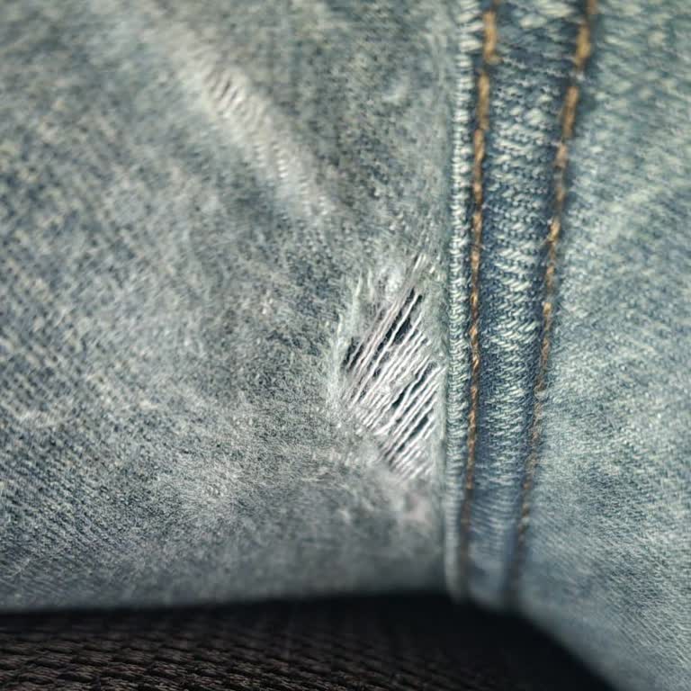 Kozyatağı Carrefour AVM Carrefour SA Lee Cooper Marka Pantolonlar Bacak Arasından Yırtılıyor