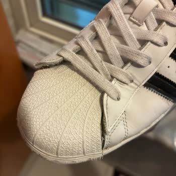 Adidas Superstar Schuhspitze öffnet sich nach wenigen Tragen, Forderung nach Lösung