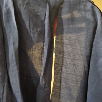 Ali Mağazaları Uzerimde Parçalanan Gömlek