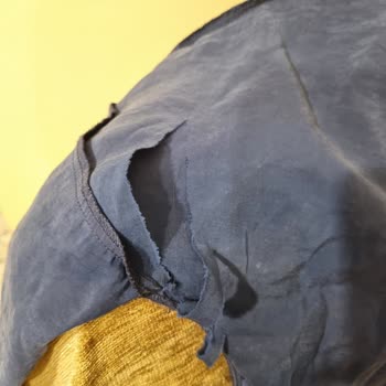 Ali Mağazaları Uzerimde Parçalanan Gömlek