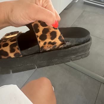 Bershka Kısa Sürede Parçalanan Terlik İçin Yardım Alamıyorum