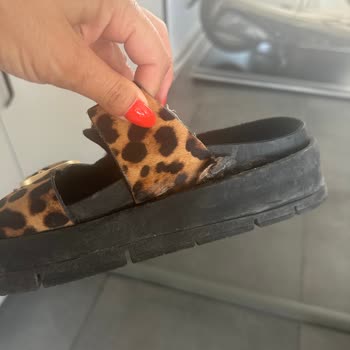 Bershka Kısa Sürede Parçalanan Terlik İçin Yardım Alamıyorum