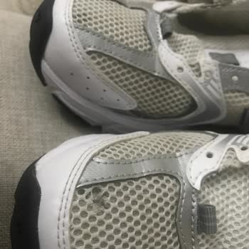 New Balance 530 mit Netzstoffrissen und Komfortproblemen