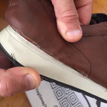 By Karalı Ayakkabı Ürünün Arkasında Durmuyor