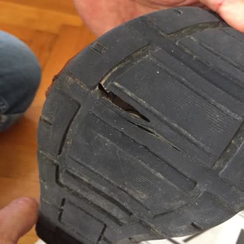 By Karalı Ayakkabı Ürünün Arkasında Durmuyor