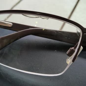 Atasun Optik'ten Aldığım Essilor Camlarda Simetrik Çatlaklar Oluştu