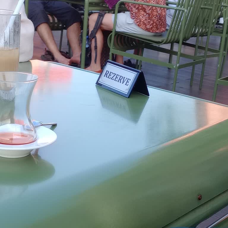 Sarayburnu Aile Çay Bahçesi Rezerve Masalara Türkler'i Oturtmamaları