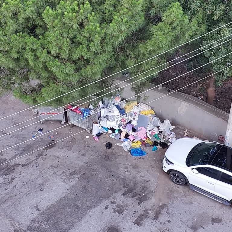 Karşıyaka Belediyesi 7451sok Çöp Konteynerlerinin Çevresi Toplanmıyor.