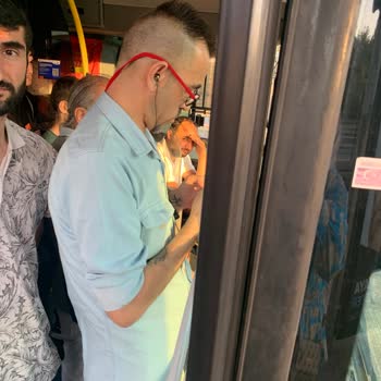 İBB - İstanbul Büyükşehir Belediyesi Kolumun Metrobüs Kapısına Sıkıştığını Duyduğu Halde Yola Devam Etmesi.