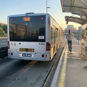 İBB - İstanbul Büyükşehir Belediyesi Kolumun Metrobüs Kapısına Sıkıştığını Duyduğu Halde Yola Devam Etmesi.