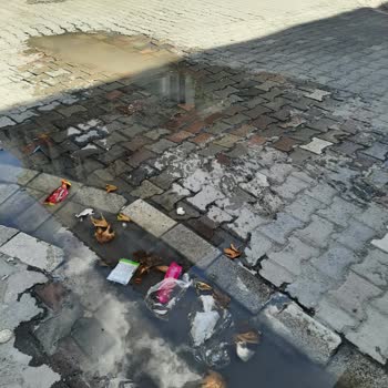 Esenyurt Belediyesi Kapı Önünde Su Birikmesi Ve Koku Olması