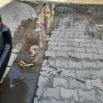 Esenyurt Belediyesi Kapı Önünde Su Birikmesi Ve Koku Olması